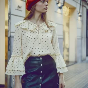 Blusa às bolinhas com folhos e mangas largas
