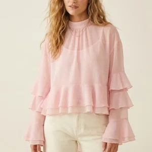 Blusa assimétrica de chiffon rosa claro com folhos em camadas e gola alta.