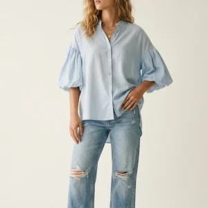 Blusa Azul Claro com Botões nas Costas e Mangas Bufantes