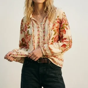 Blusa Boho com estampado floral em creme e gola com cordão