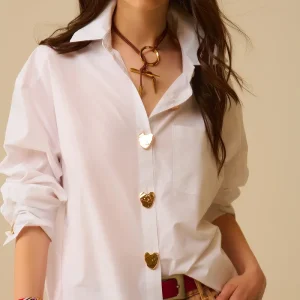 Blusa branca de tamanho grande com botões dourados em forma de coração