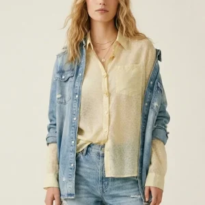Blusa com botões à frente amarela clara com estampado subtil