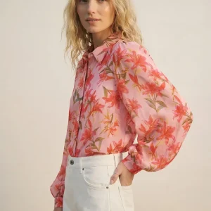 Blusa de Chiffon com Estampa Floral Rosa e Mangas Bufantes com Botões