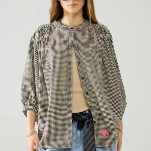 Blusa xadrez oversized preta e creme com detalhe de coração