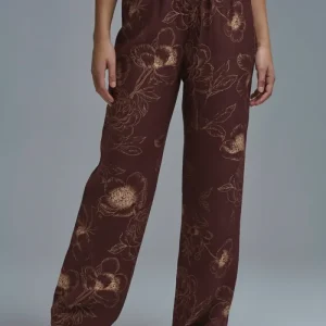 Cal�as fluidas leves borgonha com estampado floral outonal