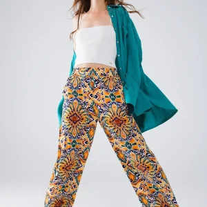 Calças multicoloridas com estampado de flores em laranja e azul
