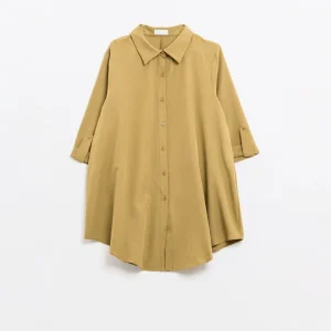Camisa confeccionada em tecido muito macio e leve na cor camel