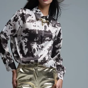 Camisa descontraída com estampado de vaca em castanho e creme