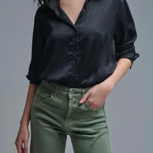 Camisa elegante de cetim às riscas pretas