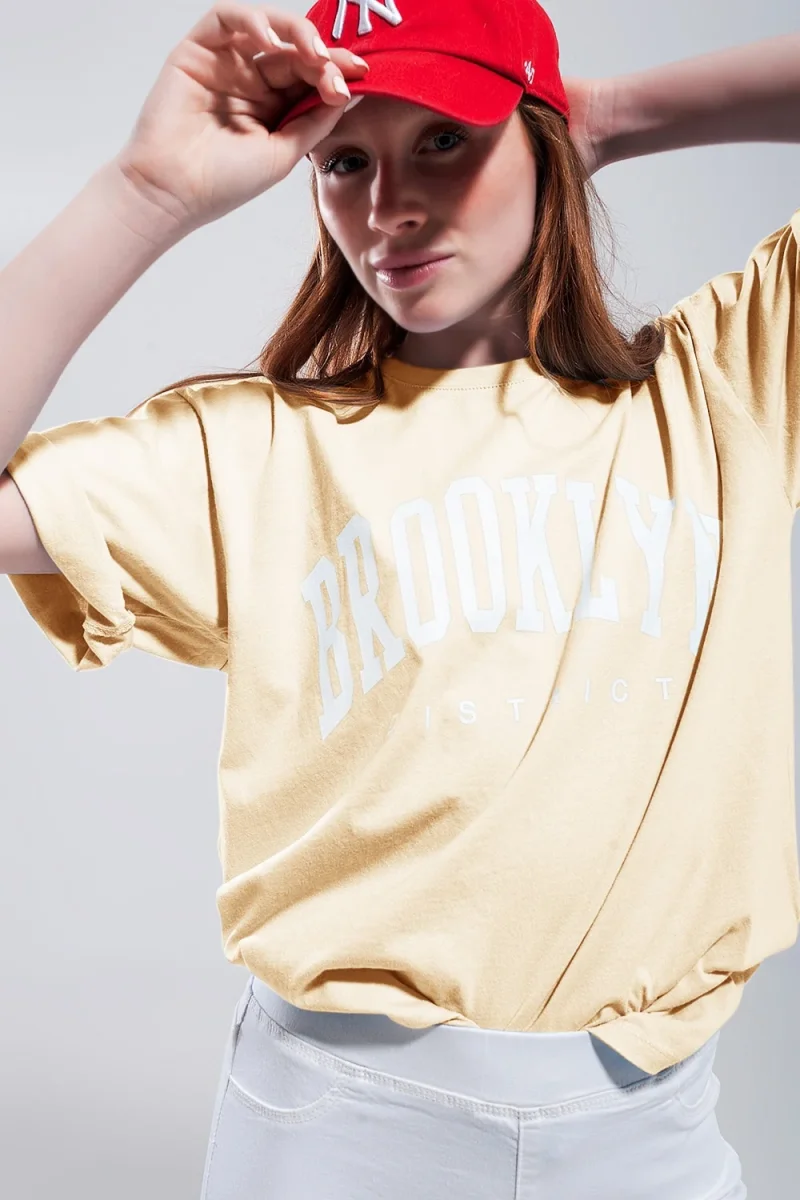 Camiseta com texto do distrito de Brooklyn em amarela
