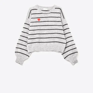 camisola de malha às riscas cinzentas com pormenor de coração vermelho