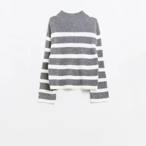 Camisola de malha canelada em cinzento com riscas creme