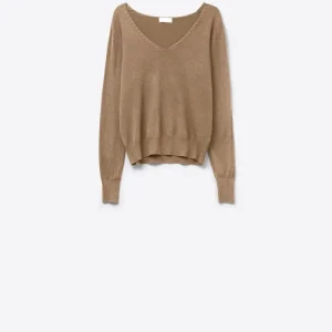 Camisola de malha fina com decote em V e pormenores decorativos no decote em cor camel