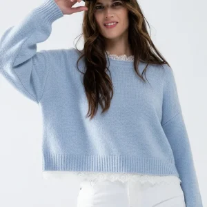 Camisola descontraída azul bebé com pormenores em renda