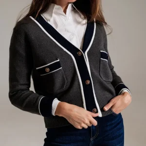 Cardigan cinza com bolsos e estilo channel