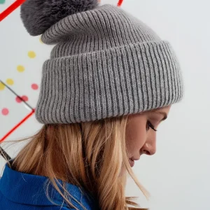 Chapéu de malha cinzenta com pompom