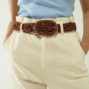 Cinto entrançado castanho com fio dourado entrelaçado e fivela oval
