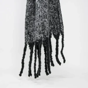 Lenço fofo de borlas em preto