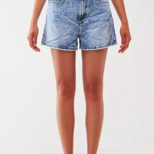 Shorts de ganga em lavagem azul claro