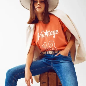 T-Shirt com Texto Vintage 18 em laranja