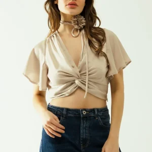 Top com decote em V em Beige com mangas curtas e um pormenor de flores no pescoço