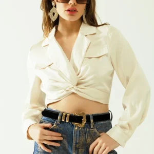 Top crop branco com decote em V mangas compridas e bolsos frontais