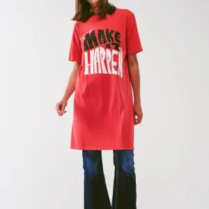 Vestido camiseta com o texto Make It Happen em vermelho
