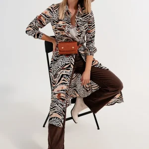 Vestido de camisa bege com estampado animal
