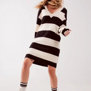 Vestido de creme e preto às riscas