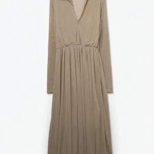 Vestido maxi bege com mangas compridas e gola alta