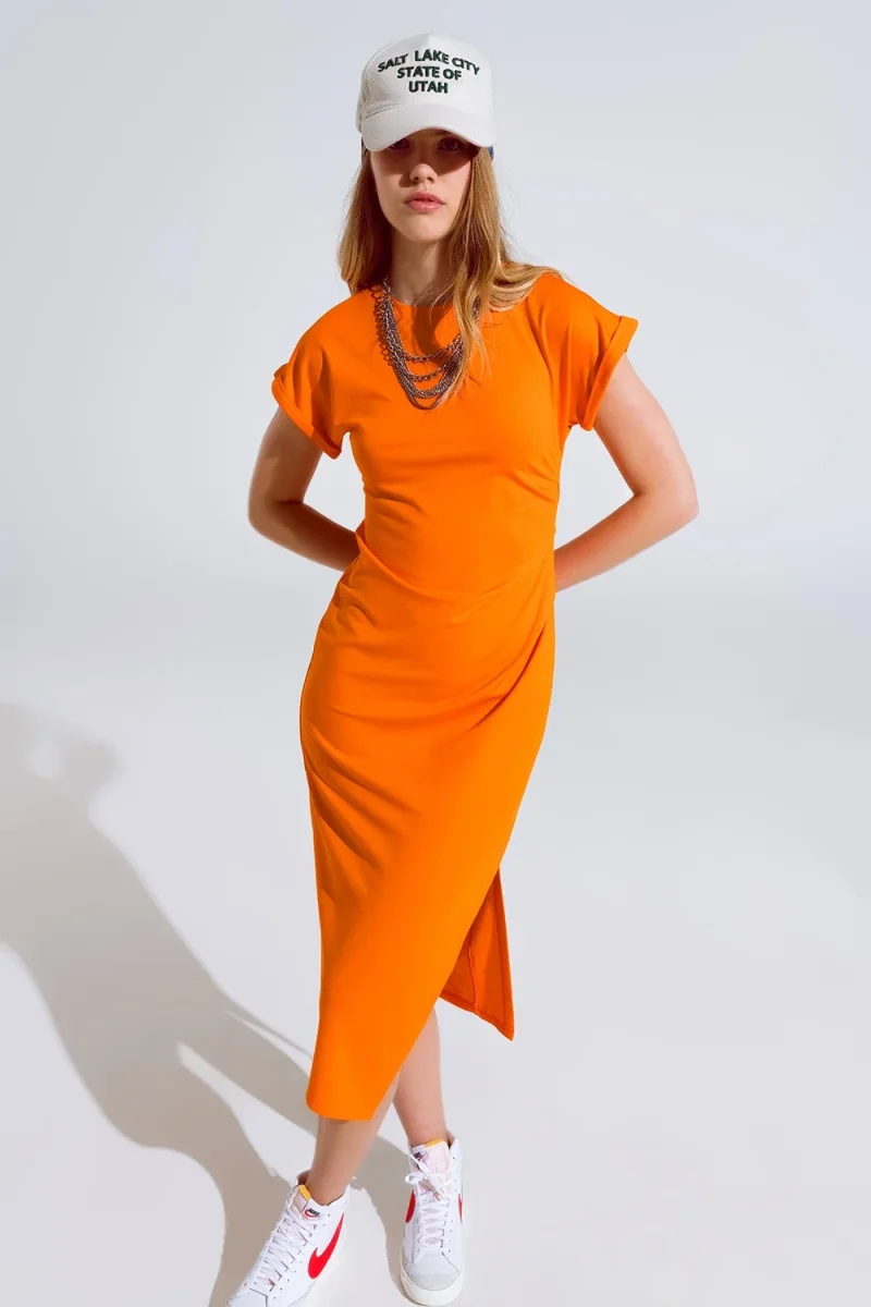 Vestido maxi laranja com fenda e rouche na lateral