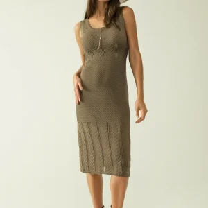 Vestido midi de malha caqui sem mangas com gola redonda