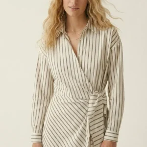 Vestido Mini Branco com Listras e Frente Transpassada de Manga Longa