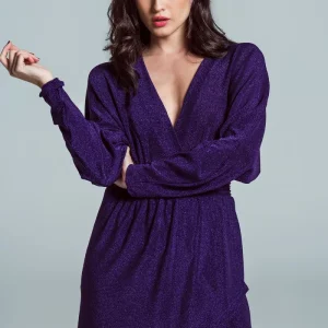 Vestido mini longo com brilhantes e decote em V profundo em roxo
