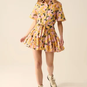 Vestido romântico com cintura e estampa de limão e mangas curtas em rosa